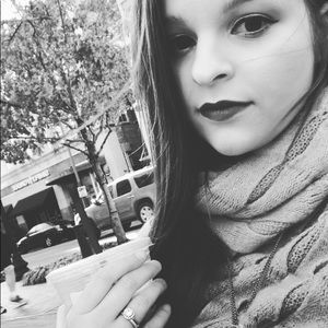 Meet your Posher, Caitlin